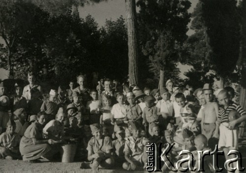 1946, Valivade, Indie.
Starosta Roman Dusza (po środku) wizytuje harcerzy z obozu dla polskich uchodźców. [Osiedle stałe w Valivade zostało wybudowane wiosną 1943 dla polskich uchodźców (głównie kobiet z dziećmi), którzy trafili do Iran.u wraz z nowoutworzonym Wojskiem Polskim pod dowództwem generała Władysława Andersa. Posiadało m.in. polską administrację samorządową, kościół, teatr, sklepy, cukiernie, szpitale, straż pożarną. W latach 1943–1947 przez osiedle przeszło około pięciu tysięcy Polaków].
Fot. NN, zbiory Ośrodka KARTA, kolekcja Adeli Duszy przekazała Halina Guść