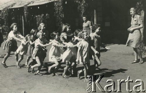 1946, Valivade, Indie.
Przedszkolaki w obozie dla polskich uchodźców. [Osiedle stałe w Valivade zostało wybudowane wiosną 1943 dla polskich uchodźców (głównie kobiet z dziećmi), którzy trafili do Iran.u wraz z nowoutworzonym Wojskiem Polskim pod dowództwem generała Władysława Andersa. Posiadało m.in. polską administrację samorządową, kościół, teatr, sklepy, cukiernie, szpitale, straż pożarną. W latach 1943–1947 przez osiedle przeszło około pięciu tysięcy Polaków].
Fot. NN, zbiory Ośrodka KARTA, kolekcja Adeli Duszy przekazała Halina Guść