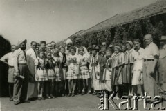 1946, Valivade, Indie.
Dzieci w strojach ludowych i przedstawiciele władz podczas szkolnych uroczystości. [Osiedle stałe w Valivade zostało wybudowane wiosną 1943 dla polskich uchodźców (głównie kobiet z dziećmi), którzy trafili do Iran.u wraz z nowoutworzonym Wojskiem Polskim pod dowództwem generała Władysława Andersa. Posiadało m.in. polską administrację samorządową, kościół, teatr, sklepy, cukiernie, szpitale, straż pożarną. W latach 1943–1947 przez osiedle przeszło około pięciu tysięcy Polaków].
Fot. NN, zbiory Ośrodka KARTA, kolekcja Adeli Duszy przekazała Halina Guść