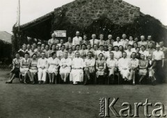 1946, Valivade, Indie.
Pracownicy starostwa. W pierwszym rzędzie piąty od prawej Starosta Roman Dusza. [Osiedle stałe w Valivade zostało wybudowane wiosną 1943 dla polskich uchodźców (głównie kobiet z dziećmi), którzy trafili do Iran.u wraz z nowoutworzonym Wojskiem Polskim pod dowództwem generała Władysława Andersa. Posiadało m.in. polską administrację samorządową, kościół, teatr, sklepy, cukiernie, szpitale, straż pożarną. W latach 1943–1947 przez osiedle przeszło około pięciu tysięcy Polaków].
Fot. NN, zbiory Ośrodka KARTA, kolekcja Adeli Duszy przekazała Halina Guść