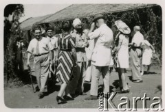 1946, Valivade, Indie.
Polscy uchodźcy w rozmowie z Hindusem. [Osiedle stałe w Valivade zostało wybudowane wiosną 1943 dla polskich uchodźców (głównie kobiet z dziećmi), którzy trafili do Iran.u wraz z nowoutworzonym Wojskiem Polskim pod dowództwem generała Władysława Andersa. Posiadało m.in. polską administrację samorządową, kościół, teatr, sklepy, cukiernie, szpitale, straż pożarną. W latach 1943–1947 przez osiedle przeszło około pięciu tysięcy Polaków].
Fot. NN, zbiory Ośrodka KARTA, kolekcja Adeli Duszy przekazała Halina Guść