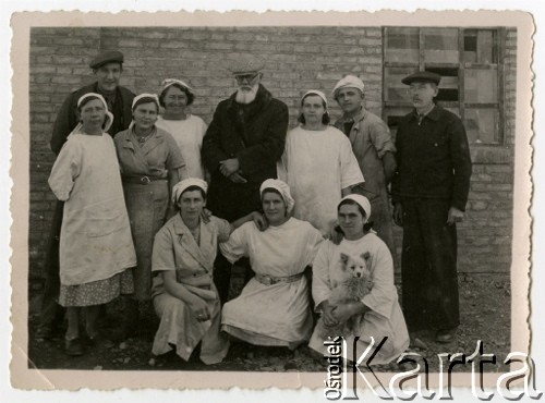 1946, Valivade, Indie.
Pracownicy kuchni w obozie dla polskich uchodźców. [Osiedle stałe w Valivade zostało wybudowane wiosną 1943 dla polskich uchodźców (głównie kobiet z dziećmi), którzy trafili do Iran.u wraz z nowoutworzonym Wojskiem Polskim pod dowództwem generała Władysława Andersa. Posiadało m.in. polską administrację samorządową, kościół, teatr, sklepy, cukiernie, szpitale, straż pożarną. W latach 1943–1947 przez osiedle przeszło około pięciu tysięcy Polaków].
Fot. NN, zbiory Ośrodka KARTA, kolekcja Adeli Duszy przekazała Halina Guść