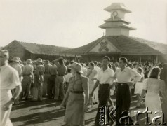 3.05.1946, Valivade, Indie.
Obchody święta Konstytucji 3 maja. [Osiedle stałe w Valivade zostało wybudowane wiosną 1943 dla polskich uchodźców (głównie kobiet z dziećmi), którzy trafili do Iran.u wraz z nowoutworzonym Wojskiem Polskim pod dowództwem generała Władysława Andersa. Posiadało m.in. polską administrację samorządową, kościół, teatr, sklepy, cukiernie, szpitale, straż pożarną. W latach 1943–1947 przez osiedle przeszło około pięciu tysięcy Polaków].
Fot. NN, zbiory Ośrodka KARTA, kolekcja Adeli Duszy przekazała Halina Guść