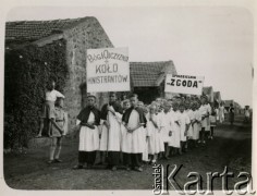 3.05.1946, Valivade, Indie.
Dzieci z koła ministrantów i Spółdzielni Zgoda uczestniczą w obchodach święta Konstytucji 3 maja. [Osiedle stałe w Valivade zostało wybudowane wiosną 1943 dla polskich uchodźców (głównie kobiet z dziećmi), którzy trafili do Iran.u wraz z nowoutworzonym Wojskiem Polskim pod dowództwem generała Władysława Andersa. Posiadało m.in. polską administrację samorządową, kościół, teatr, sklepy, cukiernie, szpitale, straż pożarną. W latach 1943–1947 przez osiedle przeszło około pięciu tysięcy Polaków].
Fot. NN, zbiory Ośrodka KARTA, kolekcja Adeli Duszy przekazała Halina Guść