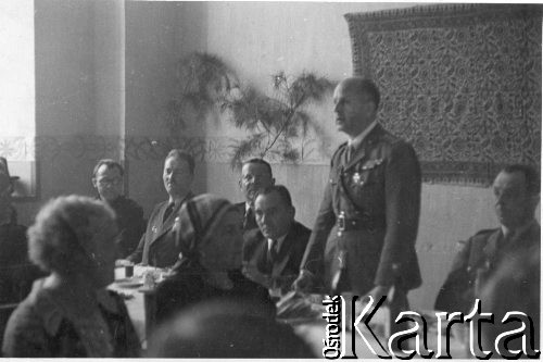 25.04.1943, Teheran, Iran. (Persja).
Święcone w OCI, w imieniu wojska przemawia attache wojskowy płk Szymański.
Fot. Zygmunt Klemensiewicz, zbiory Ośrodka KARTA, udostępniła Halina Guść