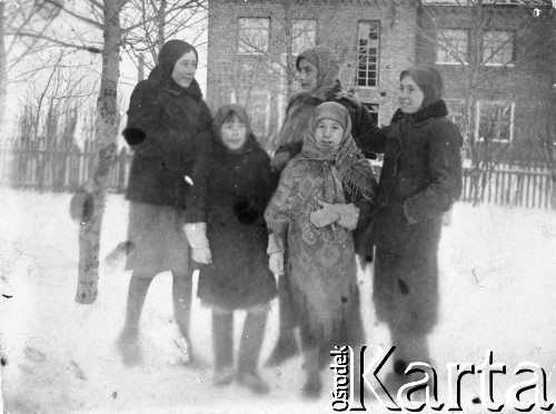 1941, okolice Smirnowa, obł.,Pietropawłowska, Kazachstan, ZSRR.
Dziewczynki deportowane ze wsi Hryckiewicze pow. Wołkowysk do ziernosowchozu im. 