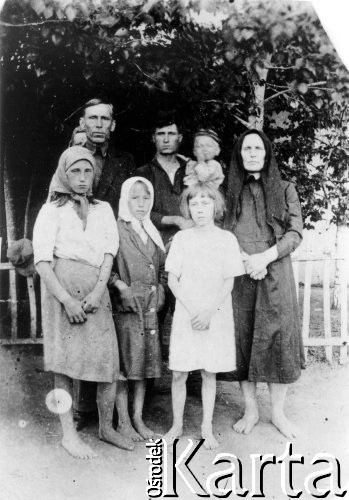 13.06.1942, Smirnowo okolice, Pietropawłowska obł., Północny Kazachstan, ZSRR.
Rodzina Roda (?) zesłana ze wsi Hryckiewicze w powiecie wołkowyskim do ziarnosowchozu im. 