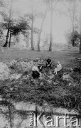 1918-1920, Podole, Ukraina.
Grupa osób nad rzeką. Z prawej strony siedzi Edward Karaben i jego żona Maria z domu Wojciechowska.
Fot. zbiory Ośrodka KARTA, przekazała Anna Dzienkiewicz