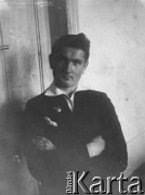 Przed 1939, Łomża lub Małkinia, woj. białostockie, Polska.
Portret kleryka Stanisława Tyborowskiego, zmobilizowanego do wojska w 1939 r. jako porucznik-kapelan; S. Tyborowski był więźniem Starobielska.
Fot. NN, zbiory Ośrodka KARTA, udostępniła Jadwiga Derlukiewicz