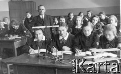 28.10.1938, Tarnowskie Góry, woj. śląskie, Polska.
Lekcja chemii z profesorem Stanisławem Majem (zamordowany w Katyniu).
Fot. NN, zbiory Ośrodka KARTA, udostępniła Maryla Majka