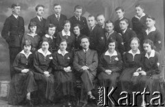 Przed 1939, Pleszew, pow. Jarocin, woj. poznańskie, Polska.
Władysław Borek (więzień obozu jenieckiego w Starobielsku), nauczyciel w pleszewskim gimnazjum, w otoczeniu uczniów.
Fot. NN, zbiory Ośrodka KARTA, udostępnił Edward Gajdeczko