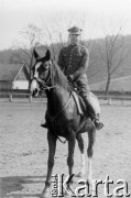 Przed 1939, brak miejsca.
Na koniu siedzi kapitan Wojska Polskiego Marian Bielecki, więzień obozu jenieckiego w Starobielsku, zamordowany w Charkowie w 1940 r.
Fot. NN, zbiory Ośrodka KARTA, udostępnił Mikołaj Bielecki