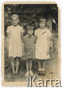1943-44, miejsce nieznane, ZSRR.
Dziewczynki polskie deportowane podczas II wojny św. do ZSRR podczas pobytu w ochronce (domu dziecka), n/z od lewej: NN, Alicja Emilia Siedlecka (Szatkowska), Władysława Siedlecka (Kołcz).
Fot. autor nieznany, kolekcja Władysławy Kołcz, zbiory Fundacji Ośrodka KARTA
