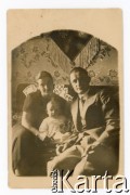 1904, Brześć n/Bugiem.
Wacław Karpiński (funkcjonariusz Policji Państwowej, zamordowany w Ostaszkowie w 1940 r.), jego żona Władysława i córka Grażyna.
Fot. autor nieznany, kolekcja Władysławy Karpińskiej, zbiory Fundacji Ośrodka KARTA