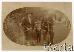 1925, Katowice, woj. śląskie, Polska.
Robert Kalus, przodownik Policji Państwowej (zamordowany w Ostaszkowie) z żoną Anną i synem Henrykiem.
Fot. autor nieznany, kolekcja Reginy Majchrzyk, zbiory Fundacji Ośrodka KARTA