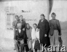 1940, Dżurun, Aktiubińska obł., Kazachstan, ZSRR.
Rodzina Jazowieckich deportowana z Pustomyt. Siedzą od lewej: Paweł Jazowiecki z żoną Rozalią, stoją córki Maria i Janina, pozostałe osoby to panie: Figiel i Piernacka (?) oraz pan Cukierberg.
Fot. NN, zbiory Ośrodka KARTA, udostępniła Halina Gruca