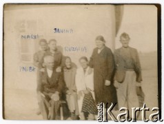 1940, Dżurun, aktiubińska obłast, Kazachstan, ZSRR.
Rodzina Jazowieckich deportowana z Pustomyt do Kirgizji, siedzą od lewej: Paweł Jazowiecki z żoną Rozalią, stoją córki Maria i Janina, pozostałe osoby to panie Figiel i Piernacka (?) oraz pan Cukierberg.
Fot. autor nieznany, kolekcja Haliny Grucy, zbiory Fundacji Ośrodka KARTA