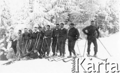 Przed 1939, Sianki, pow. Turka, woj. lwowskie, Polska.
Kurs narciarski dla oficerów Wojska Polskiego. 7. z prawej stoi porucznik 70 pułku piechoty w Pleszewie Jan Pałys (zamordowany w Charkowie).
Fot. NN, zbiory Ośrodka KARTA, udostępniła Wanda Niedziela