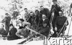 Przed 1939, Sianki, pow. Turka, woj. lwowskie, Polska.
Kurs narciarski dla oficerów Wojska Polskiego. 2. z prawej porucznik 70 pułku piechoty w Pleszewie Jan Pałys (zamordowany w Charkowie).
Fot. NN, zbiory Ośrodka KARTA, udostępniła Wanda Niedziela