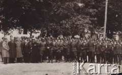 1938, Dederkały, pow. Krzemieniec, Wołyń, Polska.
Żołnierze Korpusu Ochrony Pogranicza i osoby cywilne - urzędnicy oraz ksiądz, zaznaczony strzałką Piotr Szajda [więzień obozu jenieckiego w Kozielsku, zginął w Katyniu lub Smoleńsku].
Fot. NN, zbiory Ośrodka KARTA, udostępnił Marian Szajda

