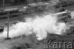 31.08.1982, Wrocław (plac Strzelecki), Polska.
Stan wojenny - gaz łzawiący, użyty przez oddziały ZOMO (Zmotoryzowane Odwody Milicji Obywatelskiej) podczas rozpędzania niezależnej manifestacji, zorganizowanej przez podziemne struktury 