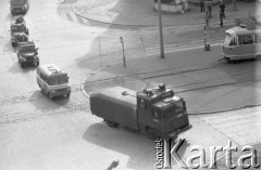 31.08.1982, Wrocław (plac Strzelecki), Polska.
Stan wojenny - kolumna pojazdów ZOMO (Zmotoryzowane Odwody Milicji Obywatelskiej) podczas rozpędzania niezależnej manifestacji, zorganizowanej przez podziemne struktury 