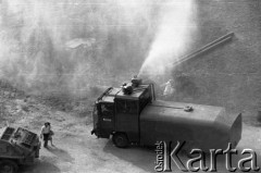 31.08.1982, Wrocław (plac Strzelecki), Polska.
Stan wojenny - działko wodne rozpędza uczestników niezależnej manifestacji, zorganizowanej przez podziemne struktury 