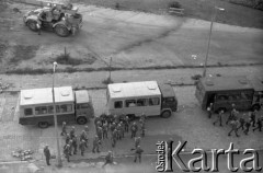 31.08.1982, Wrocław (plac Strzelecki), Polska.
Stan wojenny - oddziały ZOMO (Zmotoryzowane Odwody Milicji Obywatelskiej) podczas rozpędzania niezależnej manifestacji, zorganizowanej przez podziemne struktury 