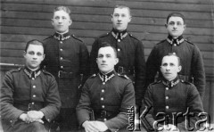 Lata 20-te, Porzecze, powiat Grodno, woj. Białystok, Polska.
Żołnierze Korpusu Ochrony Pogranicza, m.in. starszy sierżant Stefan Kasprzak (siedzi w środku). Podpis na odwrocie: 