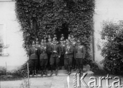 1938-1939, Dolina, woj. Stanisławów, Polska.
Żołnierze Korpusu Ochrony Pogranicza przed budynkiem strażnicy, na zdjęciu m.in. Stefan Kasprzak.
Fot. NN, zbiory Ośrodka KARTA, udostępniła Krystyna Pomarańska.


