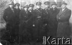 Przed 1939, Radlin, pow. Rybnik, woj. śląskie, Polska.
Grupa osób. 1. z prawej stoi Teodor Swoboda, posterunkowy Policji Państwowej, więzień obozu jenieckiego w Ostaszkowie, zamordowany w Kalininie (Twerze) w 1940 r.
Fot. NN, zbiory Ośrodka KARTA, udostępniła Jadwiga Mandera