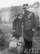 27.12.1937, Lublin, woj. lubelskie, Polska.
Kapitan Franciszek Ogarek, w 1939 r. kwatermistrz 2 Dywizjonu Żandarmerii (prawdopodobnie zamordowany przez NKWD); na zdjęciu wraz z córką Halinką.
Fot. NN, zbiory Ośrodka KARTA, udostępniła Anna Korwin-Kowalewska