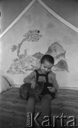 Lata 60., Niwnica koło Nysy, Polska.
Dom modlitwy Stolicy Bożej i Barankowej Apostołów w Duchu i Prawdzie, Alfa i Omega, Początek i Koniec. Dziecko z kotem.
Fot. Irena Jarosińska, zbiory Ośrodka KARTA