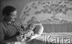 Lata 60., Niwnica koło Nysy, Polska.
Dom modlitwy Stolicy Bożej i Barankowej Apostołów w Duchu i Prawdzie, Alfa i Omega, Początek i Koniec. Wyznawczyni z dzieckiem.
Fot. Irena Jarosińska, zbiory Ośrodka KARTA
