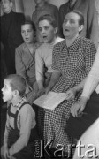 Lata 60., Niwnica koło Nysy, Polska.
Wyznawcy Stolicy Bożej i Barankowej Apostołów w Duchu i Prawdzie, Alfa i Omega, Początek i Koniec.
Fot. Irena Jarosińska, zbiory Ośrodka KARTA