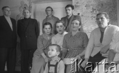 Lata 60., Niwnica koło Nysy, Polska.
Wyznawcy Stolicy Bożej i Barankowej Apostołów w Duchu i Prawdzie, Alfa i Omega, Początek i Koniec.
Fot. Irena Jarosińska, zbiory Ośrodka KARTA