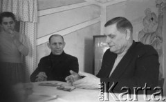 Lata 60., Niwnica koło Nysy, Polska.
Wyznawcy Stolicy Bożej i Barankowej Apostołów w Duchu i Prawdzie, Alfa i Omega, Początek i Koniec.
Fot. Irena Jarosińska, zbiory Ośrodka KARTA