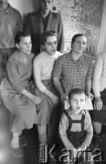 Lata 60., Niwnica koło Nysy, Polska.
Wyznawcy Stolicy Bożej i Barankowej Apostołów w Duchu i Prawdzie, Alfa i Omega, Początek i Koniec.
Fot. Irena Jarosińska, zbiory Ośrodka KARTA