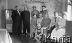 Lata 60., Niwnica koło Nysy, Polska.
Wyznawcy Stolicy Bożej i Barankowej Apostołów w Duchu i Prawdzie, Alfa i Omega, Początek i Koniec.
Fot. Irena Jarosińska, zbiory Ośrodka KARTA