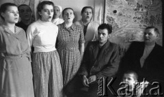 Lata 60., Niwnica koło Nysy, Polska.
Wyznawcy Stolicy Bożej i Barankowej Apostołów w Duchu i Prawdzie, Alfa i Omega, Początek i Koniec.
Fot. Irena Jarosińska, zbiory Ośrodka KARTA
