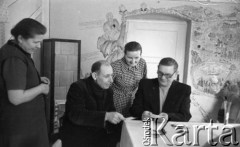 Lata 60., Niwnica koło Nysy, Polska.
Wyznawcy Stolicy Bożej i Barankowej Apostołów w Duchu i Prawdzie, Alfa i Omega, Początek i Koniec.
Fot. Irena Jarosińska, zbiory Ośrodka KARTA