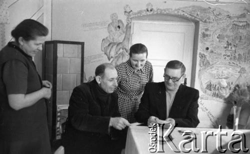 Lata 60., Niwnica koło Nysy, Polska.
Wyznawcy Stolicy Bożej i Barankowej Apostołów w Duchu i Prawdzie, Alfa i Omega, Początek i Koniec.
Fot. Irena Jarosińska, zbiory Ośrodka KARTA