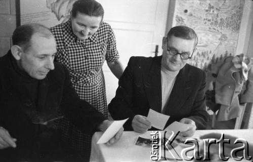 Lata 60., Niwnica koło Nysy, Polska.
Wyznawcy Stolicy Bożej i Barankowej Apostołów w Duchu i Prawdzie, Alfa i Omega, Początek i Koniec.
Fot. Irena Jarosińska, zbiory Ośrodka KARTA