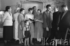 Lata 60., Niwnica koło Nysy, Polska.
Wyznawcy Stolicy Bożej i Barankowej Apostołów w Duchu i Prawdzie, Alfa i Omega, Początek i Koniec.
Fot. Irena Jarosińska, zbiory Ośrodka KARTA