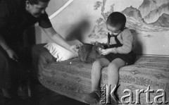 Lata 60., Niwnica koło Nysy, Polska.
Dom modlitwy Stolicy Bożej i Barankowej Apostołów w Duchu i Prawdzie, Alfa i Omega, Początek i Koniec. Dziecko z kotem.
Fot. Irena Jarosińska, zbiory Ośrodka KARTA