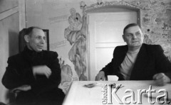 Lata 60., Niwnica koło Nysy, Polska.
Wyznawcy Stolicy Bożej i Barankowej Apostołów w Duchu i Prawdzie, Alfa i Omega, Początek i Koniec.
Fot. Irena Jarosińska, zbiory Ośrodka KARTA