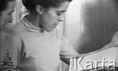 Lata 60., Niwnica koło Nysy, Polska.
Wyznawczynie Stolicy Bożej i Barankowej Apostołów w Duchu i Prawdzie, Alfa i Omega, Początek i Koniec.
Fot. Irena Jarosińska, zbiory Ośrodka KARTA