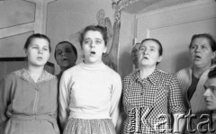 Lata 60., Niwnica koło Nysy, Polska.
Wyznawcy Stolicy Bożej i Barankowej Apostołów w Duchu i Prawdzie, Alfa i Omega, Początek i Koniec.
Fot. Irena Jarosińska, zbiory Ośrodka KARTA