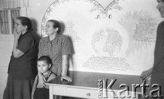 Lata 60., Niwnica koło Nysy, Polska.
Wyznawcy Stolicy Bożej i Barankowej Apostołów w Duchu i Prawdzie, Alfa i Omega, Początek i Koniec.
Fot. Irena Jarosińska, zbiory Ośrodka KARTA
