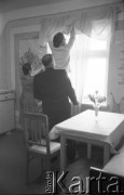 Lata 60., Niwnica koło Nysy, Polska.
Wyznawcy Stolicy Bożej i Barankowej Apostołów w Duchu i Prawdzie, Alfa i Omega, Początek i Koniec.
Fot. Irena Jarosińska, zbiory Ośrodka KARTA